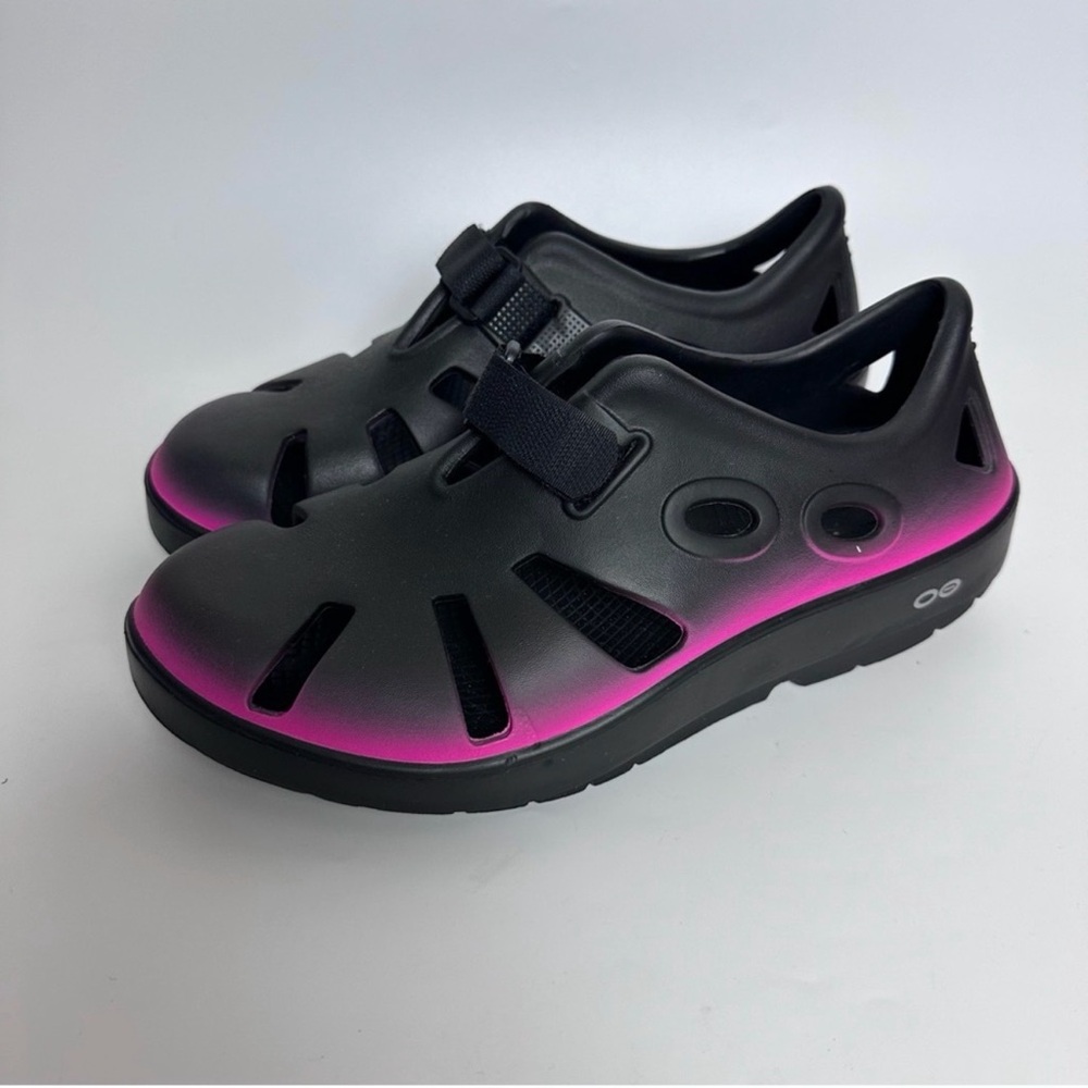 OOFOS  Black and Pink